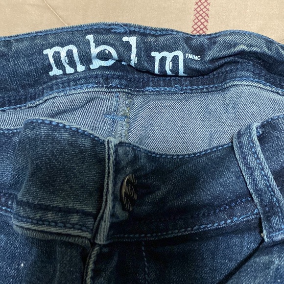 I am selling a pair of jeans. - Picture 3 of 4